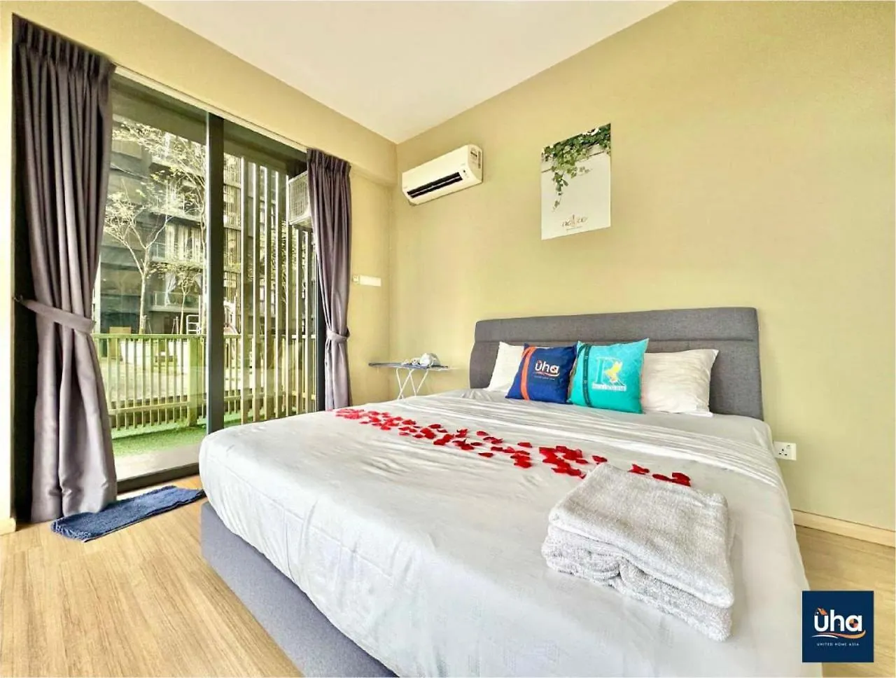 Cube 8 Teens Taman Mount Austin Apartment By Uha Johor Bahru Ma­lay­sia